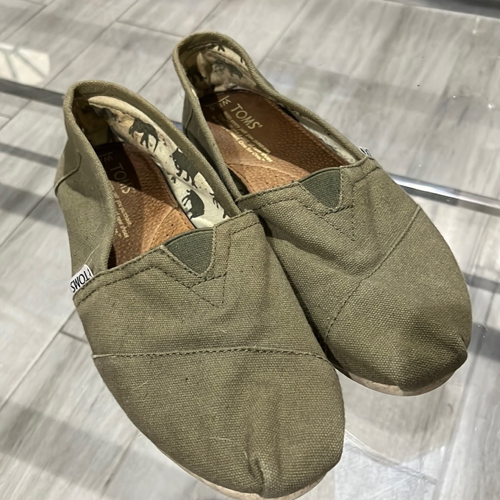 Womens TOMS slip on shoes 8.5 olive green